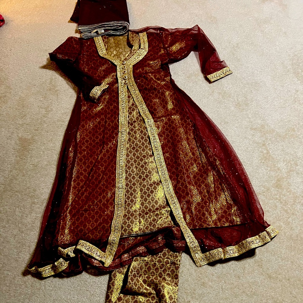Brand new formal gown Pakistani/Indian dress. It’s included four pieces.